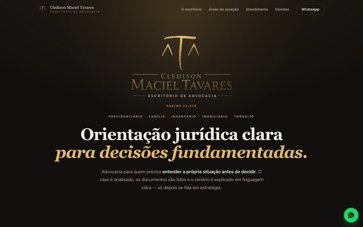 Topo do site do escrit&oacute;rio Cledison Maciel Tavares: a marca da balan&ccedil;a em tra&ccedil;o dourado sobre fundo preto e o slogan &ldquo;Orienta&ccedil;&atilde;o jur&iacute;dica clara para decis&otilde;es fundamentadas&rdquo;.