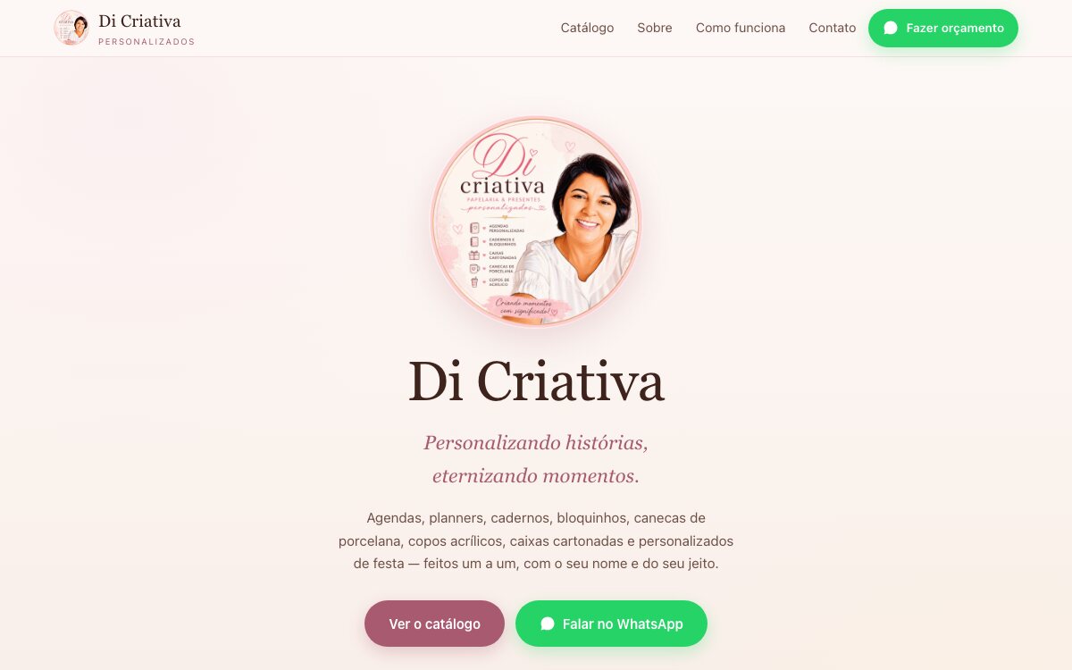 Página inicial da Di Criativa, logo redonda em rosé sobre fundo off-white e o slogan “Personalizando histórias, eternizando momentos”.
