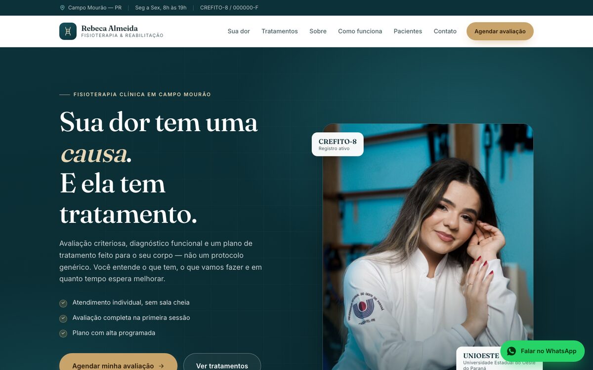 Página inicial de um site de fisioterapia, com o título “Sua dor tem uma causa. E ela tem tratamento.” e foto da profissional.