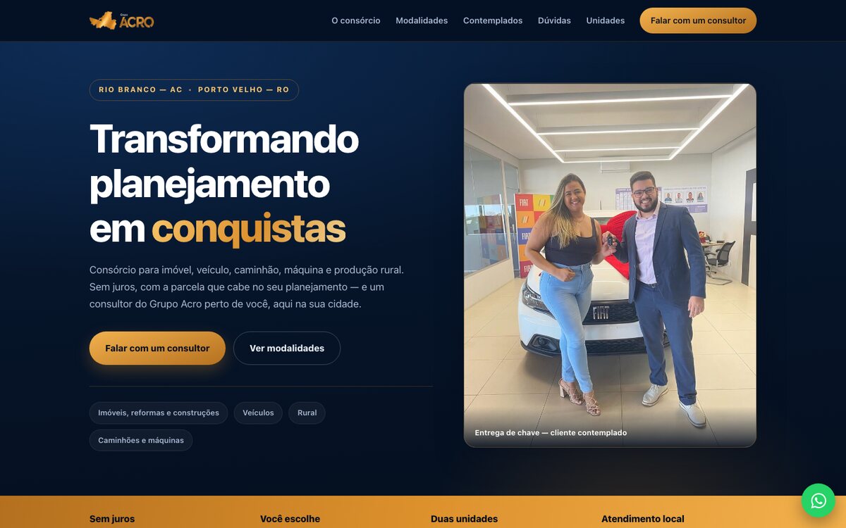 Topo do site do Grupo Acro: logo dourada em azul escuro e a foto de uma cliente recebendo a chave do carro.