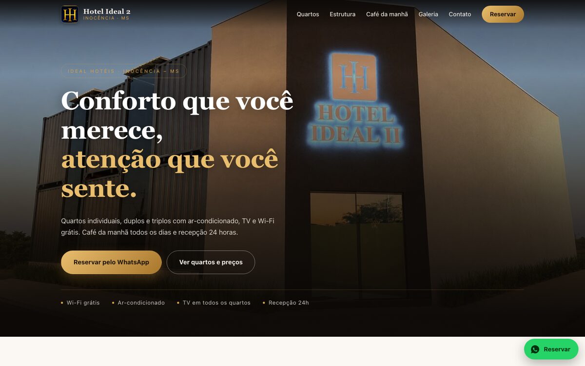 Página inicial do Hotel Ideal 2, com a fachada iluminada à noite e o slogan “Conforto que você merece, atenção que você sente”.
