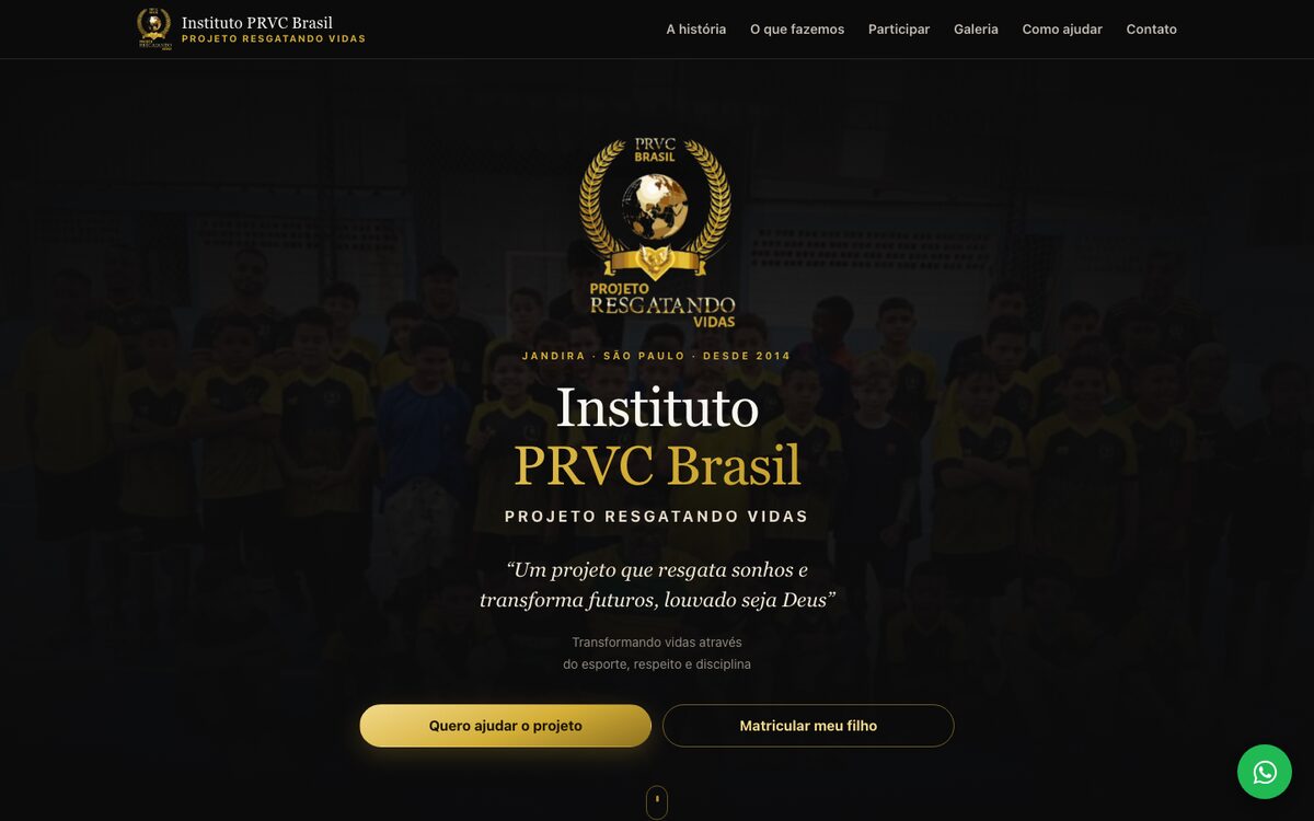 Topo do site do Instituto PRVC Brasil: bras&atilde;o dourado com coroa de louros sobre fundo preto e a foto da turma no gin&aacute;sio ao fundo.