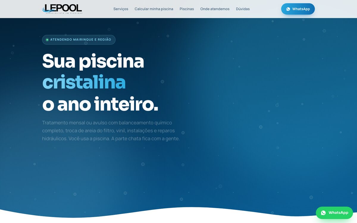 Página inicial do site da LEPOOL, com o título Sua piscina cristalina o ano inteiro sobre um fundo azul de água.