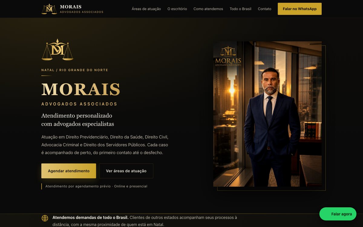 Topo do site do Morais Advogados Associados: bras&atilde;o dourado com balan&ccedil;a sobre fundo preto e a foto do advogado ao lado da janela.