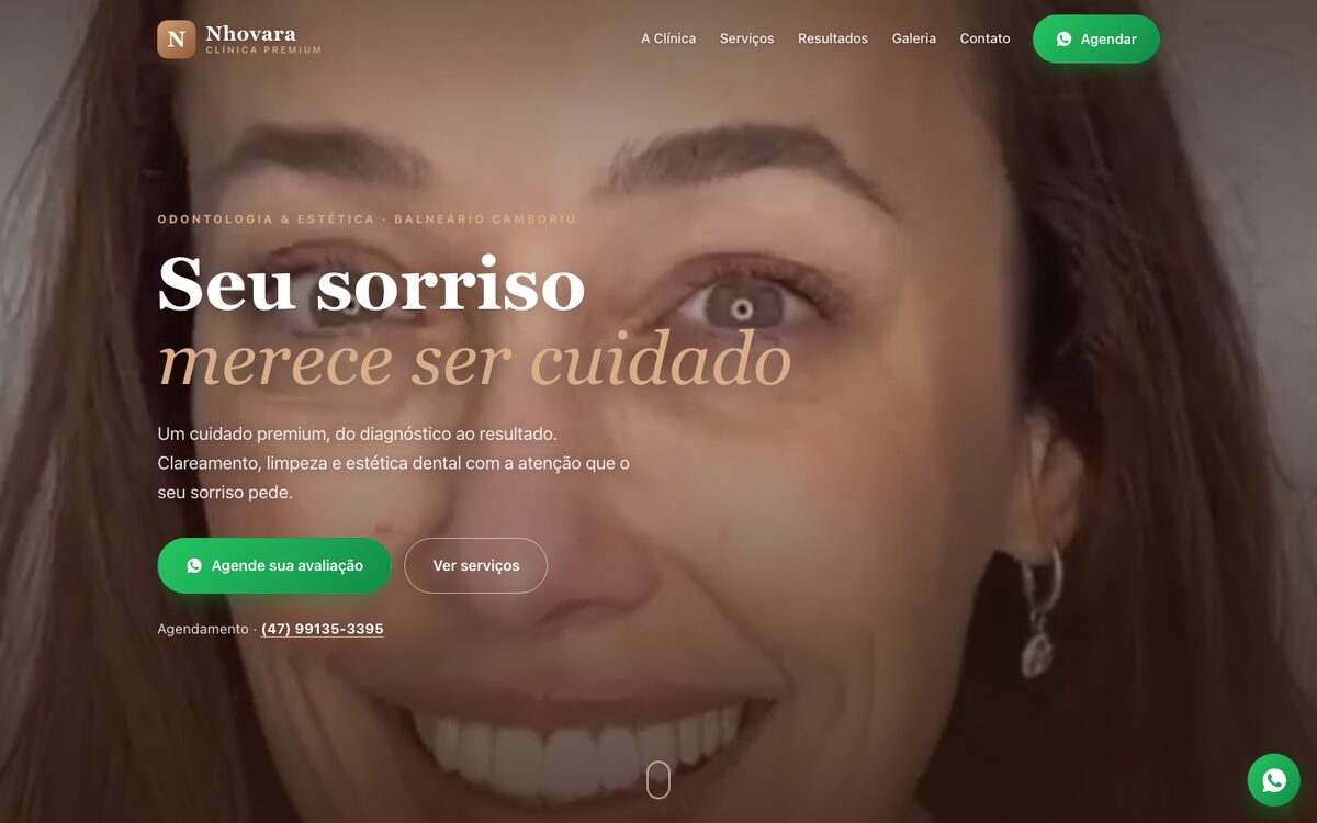 Página inicial da Nhovara Clínica Premium, com vídeo de um sorriso ao fundo e o título “Seu sorriso merece ser cuidado”.