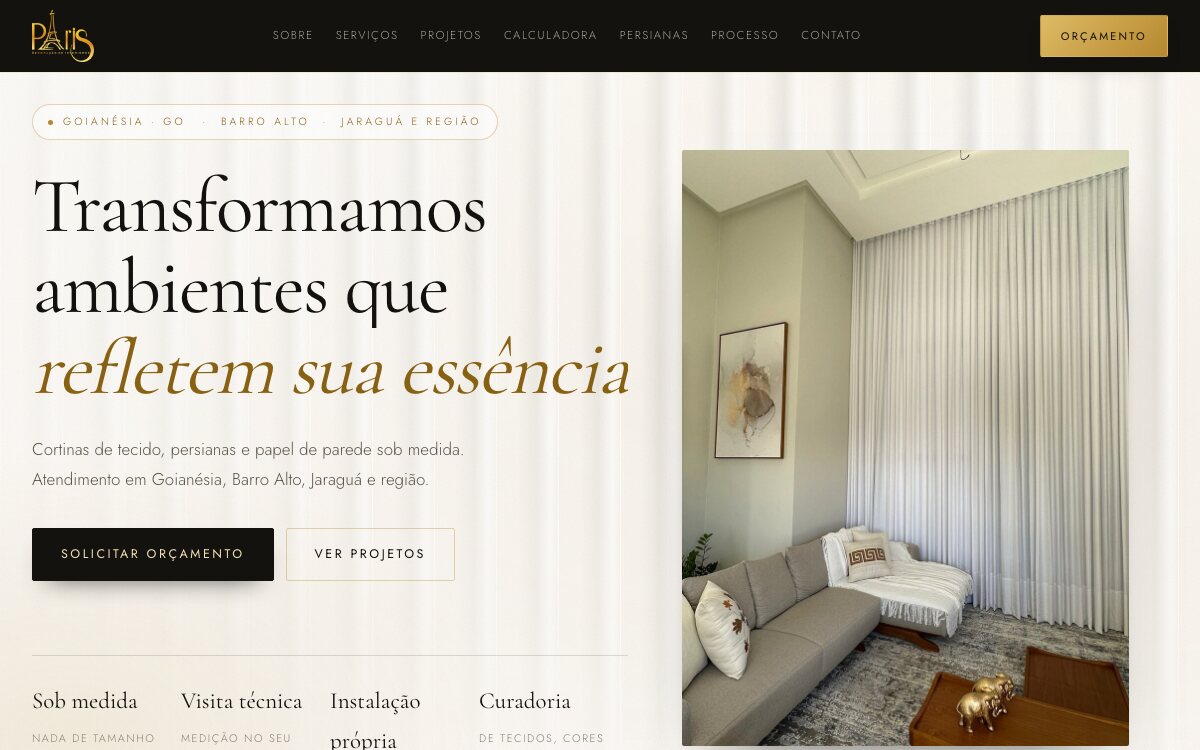 P&aacute;gina inicial do site da Paris Decora&ccedil;&atilde;o de Interiores, clara com detalhes dourados, com o t&iacute;tulo Transformamos ambientes que refletem sua ess&ecirc;ncia.