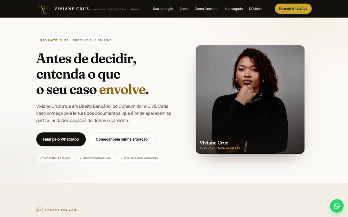 Topo do site da advogada Viviane Cruz: barra preta com a marca da balan&ccedil;a dourada, t&iacute;tulo &ldquo;Antes de decidir, entenda o que o seu caso envolve&rdquo; e o retrato dela recortado sobre fundo claro.